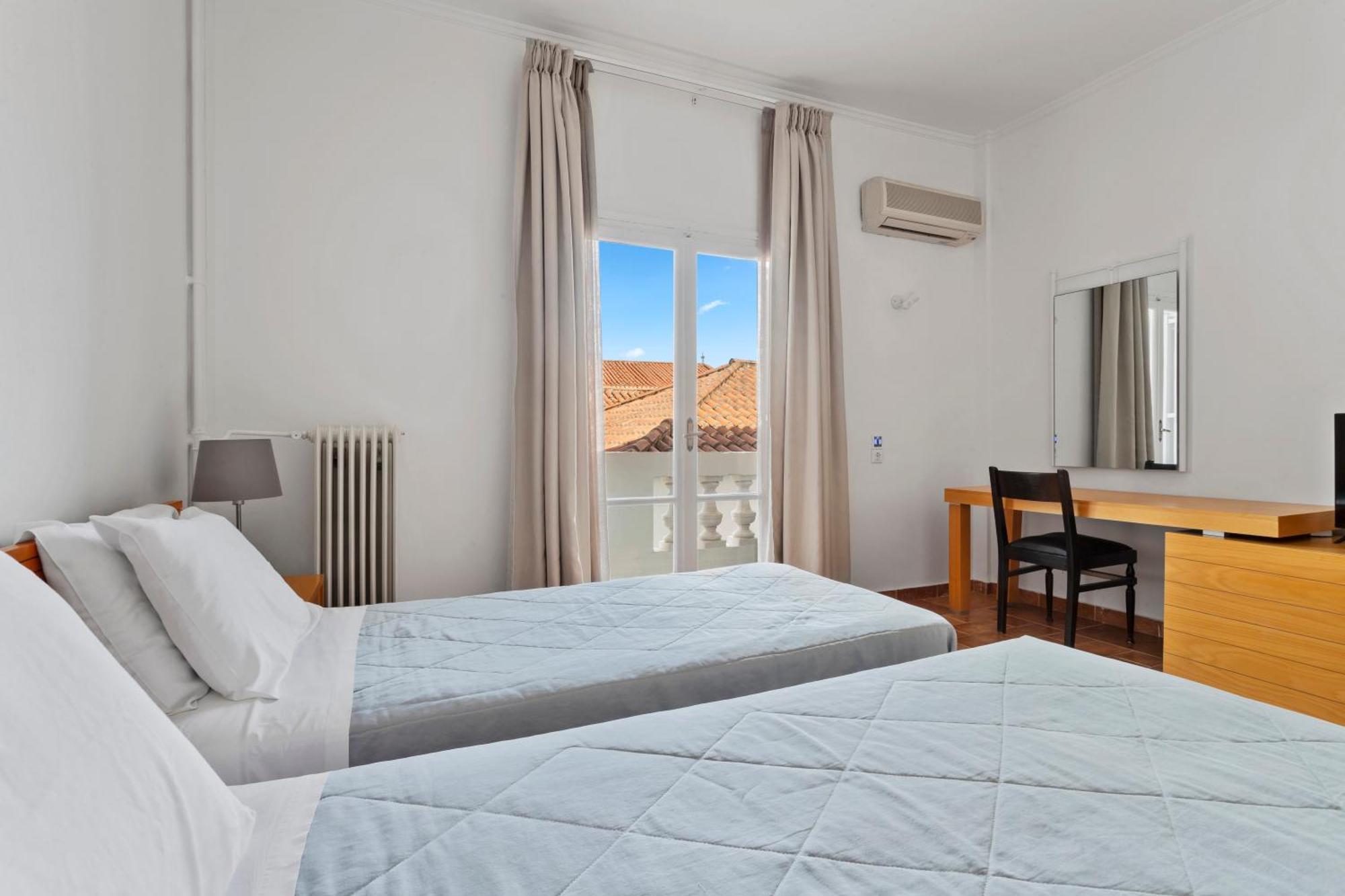 Hotel Roumani Spetses Town Bagian luar foto
